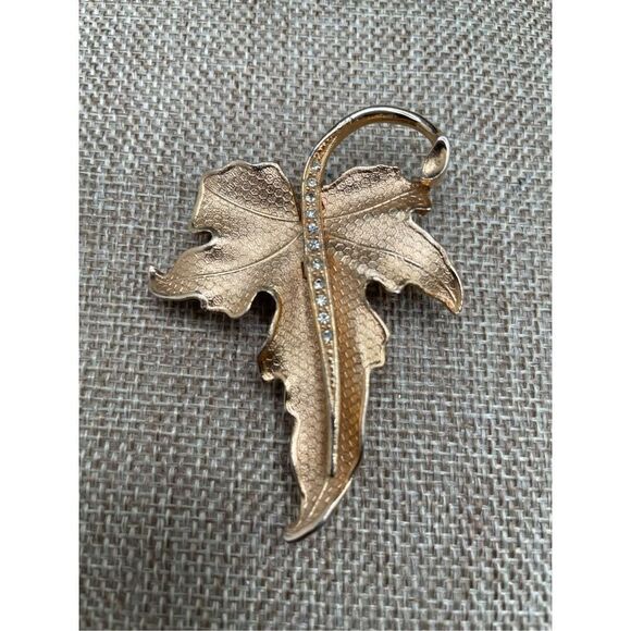Two Pieces Vintage Brooches Gold Tone Leaf and Floral Retro 70’s 80’s - Picture 2 of 12